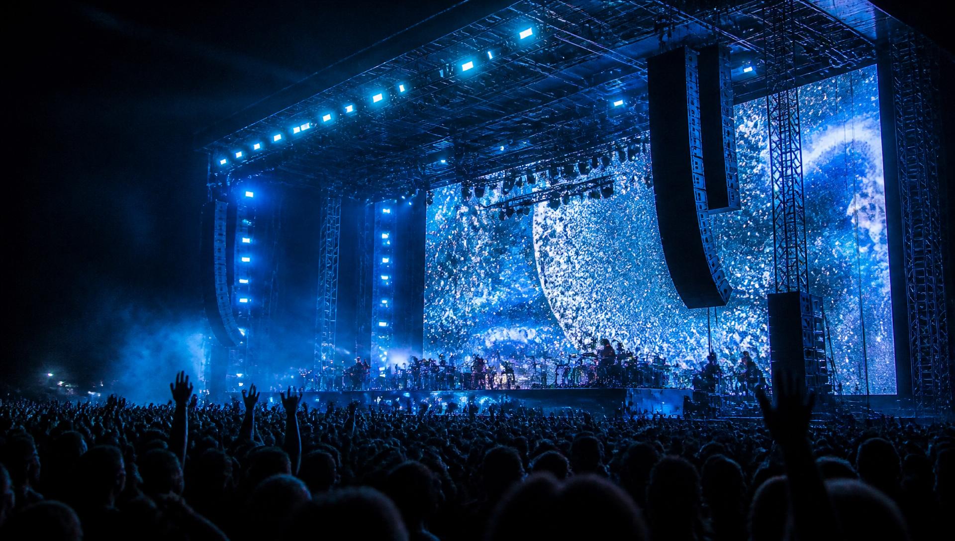 Escenario profesional con pantallas LED, truss e iluminación azul